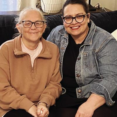Jennifer “JJ” Thompson, left, and Meredith Jefferson sit together the day after Thompson completed her 12th round of chemo. CDN | Hope King Jennifer “JJ” Thompson, left, and Meredith Jefferson sit together the day after Thompson completed her 12th round of chemo. CDN | Hope King