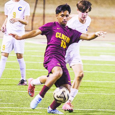 No. 15 Hector De La Fuente outraces the Classen defender during Clinton’s win Thursday over the Comets. CDN | Sam Goodwyn