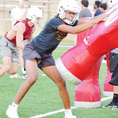 Clinton struggles in first practice