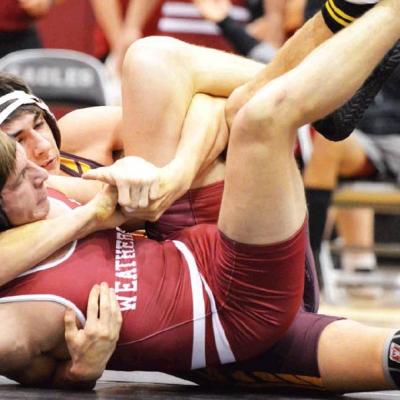 CDN | Collin Wieder Clinton freshman Trey Bennett puts Weatherford’s Jaxon Green in a cradle, setting up a pin win for the Reds. Bennett improved his record on the year to 17-6. Reds fall to Eagles in final match