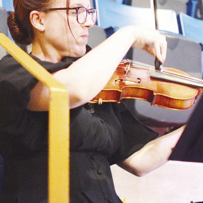 Brianna Bull playing the violin as part of the live bluegrass band during the Southwest Playhouse’s production of “Bright Star.” CDN | Micah Ashcraft Brianna Bull playing the violin as part of the live bluegrass band during the Southwest Playhouse’s production of “Bright Star.” CDN | Micah Ashcraft