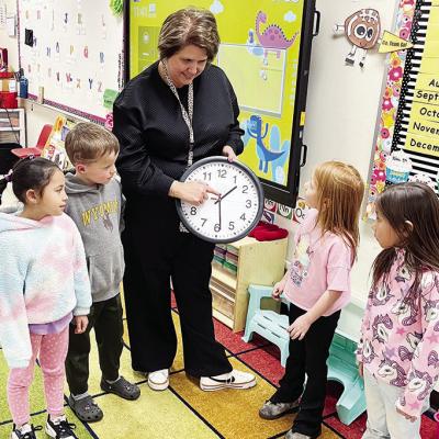 Nance Elementary kindergarten teacher April Willoughby, center, explains to students, from left, Betty Tellez-Sonseca, Colter Strahorn, Marina Sparks and Penelope Herrera about turning the clock back in preparation of daylight saving time beginning Sunday Nance Elementary kindergarten teacher April Willoughby, center, explains to students, from left, Betty Tellez-Sonseca, Colter Strahorn, Marina Sparks and Penelope Herrera about turning the clock back in preparation of daylight saving time beginning Sunday