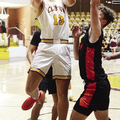 No.13 Ethan Lofland goes against a Lindsay defender as he attempts to take the ball to the basket during Clinton’s home game against the Leopards. CDN | Sam Goodwyn No.13 Ethan Lofland goes against a Lindsay defender as he attempts to take the ball to the basket during Clinton’s home game against the Leopards. CDN | Sam Goodwyn