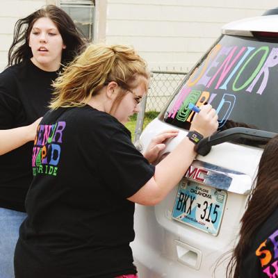 Seniors prep for grad parade Seniors prep for grad parade