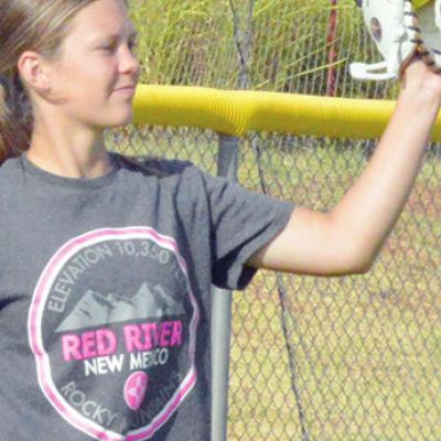 Brecken Hunter makes a catch during softball pratice. CDN | Josh Jennings Lady Indians softball